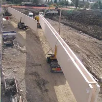 Pomagajo si z dvema   avtodvigaloma z nosilnostjo   200 in 25  ton.