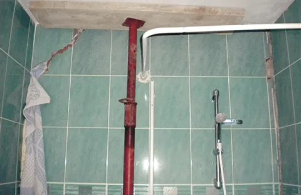 Skozi špranje v kopalnici piha, zato so največjo zaprli z brisačo. Tudi tu so morali strop podpreti.