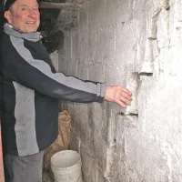 Barako Virgilija Šukljana je premaknilo in v zidu so zazijale luknje