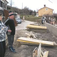 Zaskrbljena Dijana Meštrovič in Virgilij Šukljan se na poškodovanem dvorišču slednjega sprašujeta, ali jima bo narava prizanesla