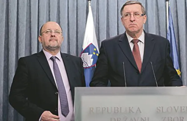 Poslanec SDS Jožef Jerovšek in vodja poslanske skupine SNS Zmago Jelinčič Plemeniti sta na novinarski konferenci predstavila pobudo vladi za ureditev enotnega kraja zadnjega počitka Pohorskega bataljona in pokop z najvišjimi vojaškimi častmi.