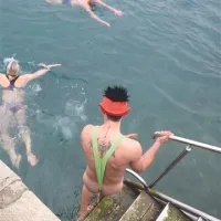 Med pogumneži je bil tudi “Borat”, oblečen v provokativne kopalke