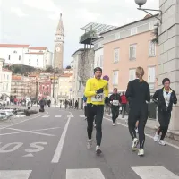 Fabio Ruzzier, eden najboljših hodcev na svetu v svoji starostni kategoriji, je ponoči natisnil Primorski dnevnik (dela v tiskarni v Trstu), potem pa ga na portoroškem teku razdelil  kolegom tekačem 
