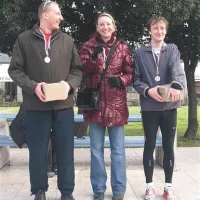 Denis Guzelj, podeljevalka priznanj Anja Čop iz Kopra namesto zmagovalca Denisa Guzlja, ki je odšel pred podelitvijo, in Andrej Šuler (z leve)