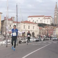 Željko Brljak je tekel s startno številko, na kateri je zapisano  število pretečenih maratonov. Zadnji, 115., je bil silvestrski, dan pred portoroškim tekom.