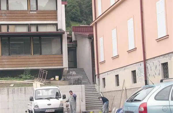 V Cerknem  naj bi uredili vsaj  kotlovnico na biomaso v šolskem kompleksu (na fotografiji)
