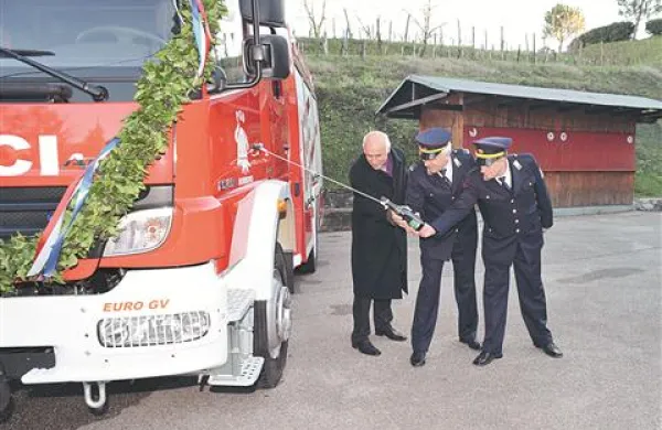 Novo vozilo so gasilci krstili družno z županom Francem Mužičem 