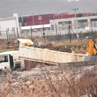 ... nato je dvignil kiper in jasno je bilo, da bo med muljem pristalo še vse kaj drugega.