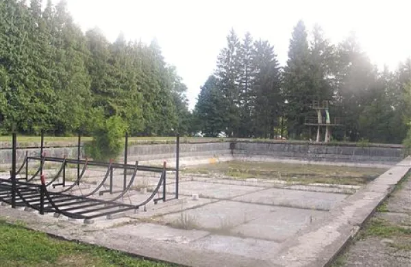 Med zdaj črnimi točkami mesta, ki bi se lahko spremenile v svetle, je tudi zanemarjen  olimpijski bazen v Parku Nade Žagar. Župan je skupini Nove ideje obljubil, da ga namerava občina urediti s pomočjo  javnega razpisa.