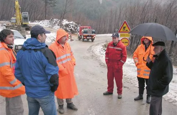 Intervencijska obvozna cesta čez plaz Stogovce bo čez dober mesec  prevozna  tudi  za javni promet. 
