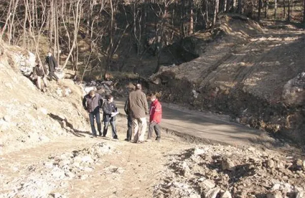 Obvoznica nadomešča kilometer državne ceste med Lokavcem in Predmejo, ki jo je v septembrski ujmi odnesel plaz Stogovce.