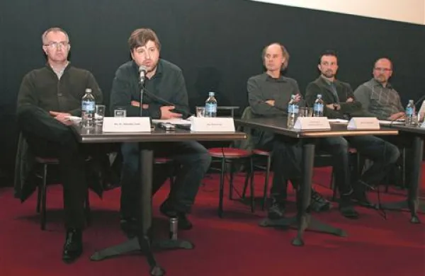 Novi uredbi financiranja visokega šolstva so na včerajšnji tribuni nasprotovali (z leve) Aleksander Zadel, Rado Pezdir, Dragan Marušič, Andraž Terček in Rado Pišot.  