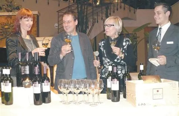 Ob sredah v Caffe Central v GH Portorož prirejajo degustacije vin istrskih vinarjev. Nazadnje se je predstavil Uroš Rojac (drugi z leve), na fotografiji  v družbi z Majo Križmančič (levo) izvršno direktorico za hotelsko operativo družbe Istrabenz turizem, animatorko Ireno Dolinšek in someljejem  Rokom Jeničem  
