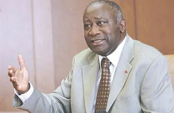 Samooklicani predsednik Slonokoščene obale Laurent Gbagbo je iz države izgnal britanskega in kanadskega veleposlanika.