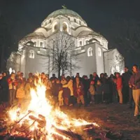 Srbski pravoslavci so pred cerkvijo svetega Save obredno zažgali hrastove veje