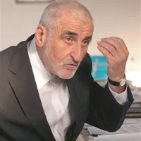 Marjan Poljšak je zelo živahen  sogovornik. “Seveda se slikovito izražam, tudi v parlamentu so se mi zato smejali. Priznam, marsikomu se zdim smešen, a poglejte, kakšne ideje imam! Ne morete reči, da niso dobre!  Seveda so! Uresničiti bi jih morali.”