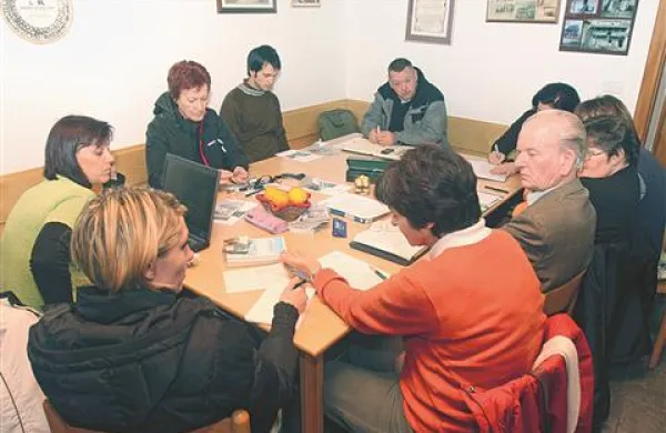 Skupno kulturno prireditev in  zbornik predstavniki društev snujejo in usklajujejo na koordinacijskih sestankih. Na  fotografiji je zadnji sestanek prejšnji teden.