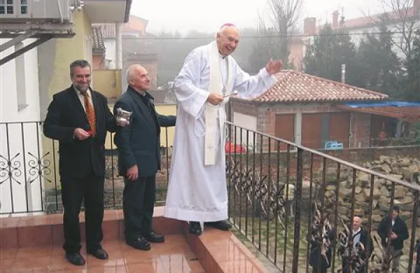 Koprski pomožni škof Jurij Bizjak je z župnikom Francem Prelcem in tajnikom Karitas Imretom Jerebicem (levo)  nasmejan blagoslovil vse prostore in dvorišče prenovljenega središča.