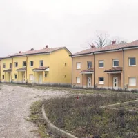 Nizi vrstnih hiš nasproti RTP-ja (ob cesti za Sežano) so bili zgrajeni že leta 2008, a niti ena hiša še ni vseljena.