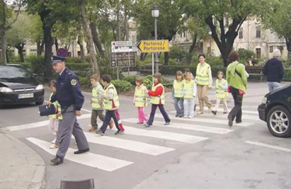 V preventivni akciji Bodi preViden bodo sodelovali tudi policisti, ki bodo izvajali tako preventivne dejavnosti kot poostren nadzor nad vozniki in pešci.