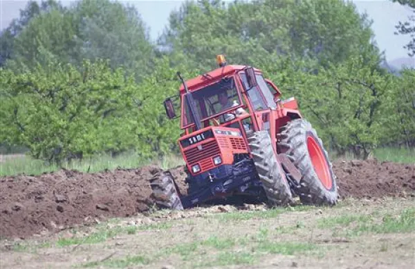 Kmetje bodo lahko imeli neregistrirane traktorje, vendar z njimi ne bodo smeli na javne ceste, njihovo brezhibnost pa bodo kar na polju lahko pregledali posebni inšpektorji 