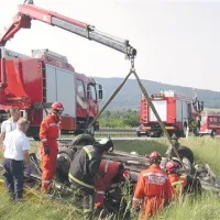 Potem ko so ob avtocesti pri Senožečah nedaleč od avta našli trupli dveh 67-letnih žensk, so gasilci iz zmečkanega mercedesa potegnili še mrtvega 74-letnega sopotnika in živega 81-letnega voznika. Dva tedna pozneje je  v bolnišnici umrl tudi on.