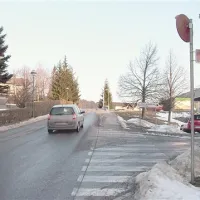 V Postojni je sredi mrzlega marca na neosvetljenem delu ceste ležal 53-letni domačin. Povozil ga je varnostnik, ki je hitel na intervencijo