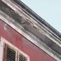Z zanemarjene palače odpada omet