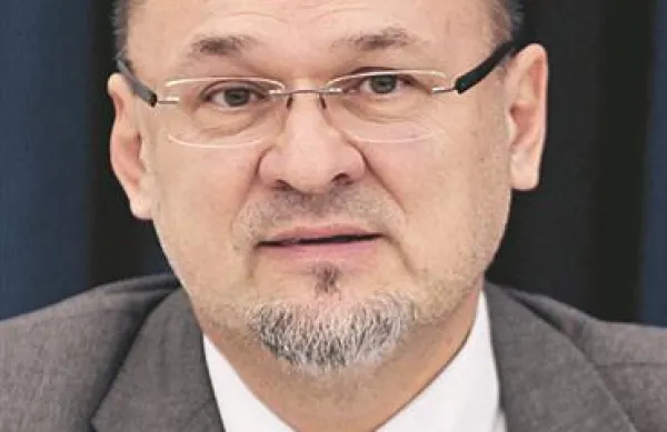 Jelko Kacin: “Ljudje me ustavljajo na cesti in pravijo, naj kaj storimo za njih v Bruslju. Vendar se v EU da kaj storiti, le če nismo bolj papeški od papeža oziroma če doma nekdo ne prehiteva. Celo papeža. Očitno se nam je zgodilo prav to.”