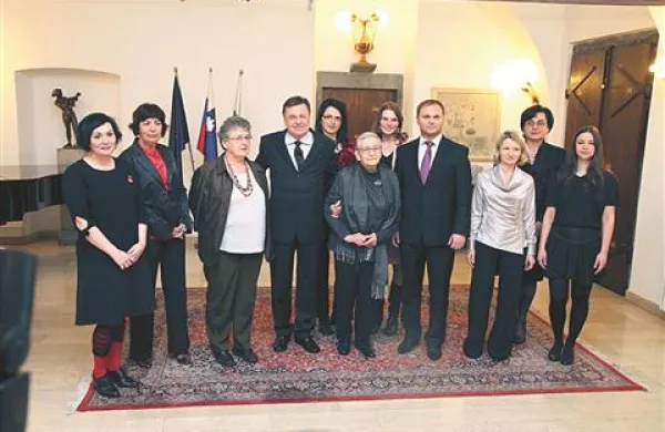 Med nominirankami za Slovenko leta 2010 je tudi novinarka Primorskih novic Maksimiljana pavec (skrajno levo).