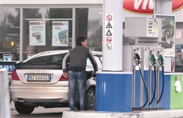 Največ Italijanov se ustavi na  črpalkah ob vikendih, ko se vrača z nakupov v Sloveniji