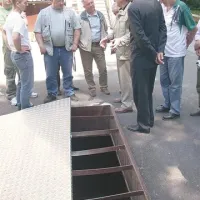 V Pivki se z  lesnimi sekanci  že dolga leta grejejo v  osnovni šoli, vrtcu in Krpanovem domu, dve leti pa tudi v  Srednji gozdarski in lesarski šoli v Postojni (na fotografiji je 105 kubičnih metrov velik zalogovnik za sekance). V Postojni so za naložbo odšteli 280.000 evrov (dve tretjini je plačalo ministrstvo za šolstvo), že v prvem letu delovanja pa so strošek za ogrevanje zmanjšali za  45 odstotkov. Plačujejo pa le  proizvedeno energijo in ne lesnih sekancev. 
