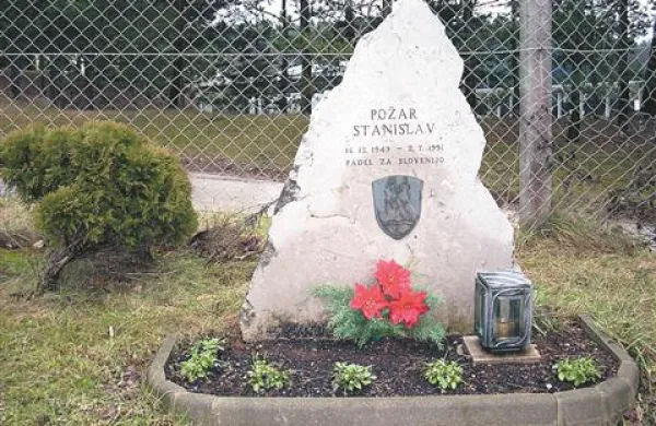 Nekaj sto metrov nad prizoriščem tragičnega streljanja so Stanislavu Požarju postavili spomenik.