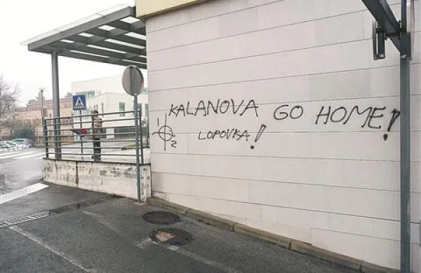 Na fasadi zdravstvenega doma je bilo   v   soboto zjutraj opaziti grafit, ki so ga včeraj  delavci Komunale odstranili. 