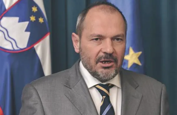 Računsko sodišče naj bi predsedniku vlade Borutu Pahorju predlagalo razrešitev ministra za finance Franca Križaniča, poroča tednik Demokracija.
