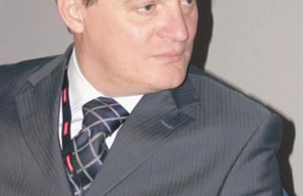 47-letni Svetelšek je svojo poklicno pot začel v podjetju Hmezad, nadaljeval pa v podjetju Horizont Maribor, leta 2001 je prevzel mesto direktorja družbe Engrotuš, pozneje pa je postal generalni direktor Tuš Holdinga in predsednik uprave družbe Engrotuš, pot pa ga je nato vodila na čelo Petrola.