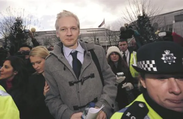 Julian Assange je bil  danes na desetminutni obravnavi  na londonskem sodišču. 