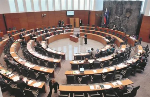 Po mnenju predlagateljev je presoja referenduma na ustavnem sodišču potrebna zato, ker že prihaja do neustavnega stanja zaradi neuveljavitve novega pokojninskega zakona.