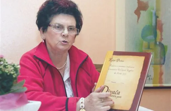 Klelija Potokar z novo monografjo o Divači z okolico.
