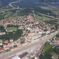 Divača, ki je na stičišču poti, je razvojno povezana tudi z izjemno prometno lego.