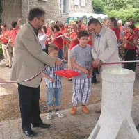 Iz javne pipe pri šoli na Vogrskem je voda pritekla proti koncu  junija lani.