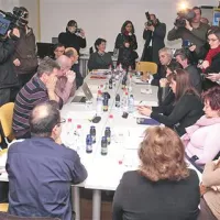 Novinarji so smeli v sejno sobo vstopiti le za pet minut.