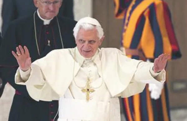     Za beatifikacijo pokojnega papeža Janeza Pavla II. je potreben le še podpis papeža Benedikta XVI. 
