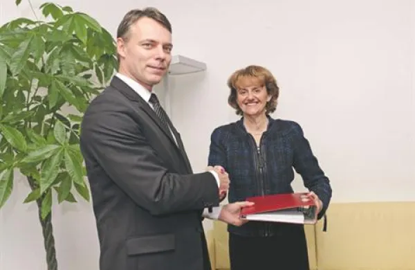 Dosedanji minister službe vlade za lokalno samoupravo in regionalno politiko Henrik Gjerkeš je predal posle novoizvoljeni ministrici brez resorja,  Duši Trobec Bučan.