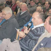 Vojko Mihelj (z mikorofonom) je dejal: “Postavite nas vsaj v tak položaj, kot je občina Postojna, in dajte nam odškodnine za težave, ki se jih  z denarjem sicer ne da poplačati. Hrup moramo poslušati, če ga  želimo ali ne, tudi če smo nemilitaristi.”