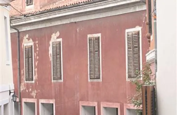  Večinski lastnik palače trdi, da ne more začeti s prenovo, ker ga pri tem ovirajo oderuške zahteve manjšinskega lastnika   
