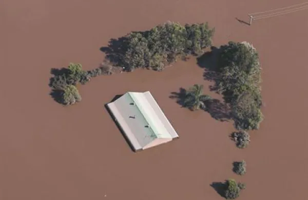  Streha hiše v poplavljenem mestu Brisbane, Avstralija