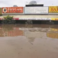 Poplavljena cesta blizu mesta Brisbane