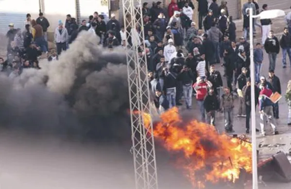 Spopad protestnikov in policije v bližini mesta Tunis 