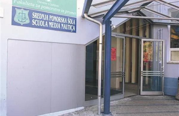 V zbornico srednje pomorske šole so v noči na petek vdrli nepridipravi in odnesli dnevnike z redovalnicami. Ravnatelj šole se sprašuje o smiselnosti takšnega početja, saj so vse ocene v elektronski obliki, na varnem.